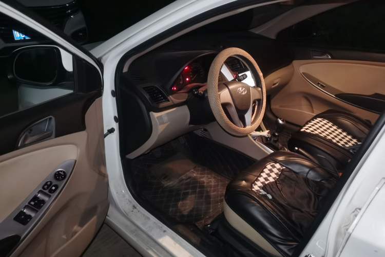 Used Hyundai Verna (older generation) 2014 1.4L Manual Smart GLS Trim Interior 3