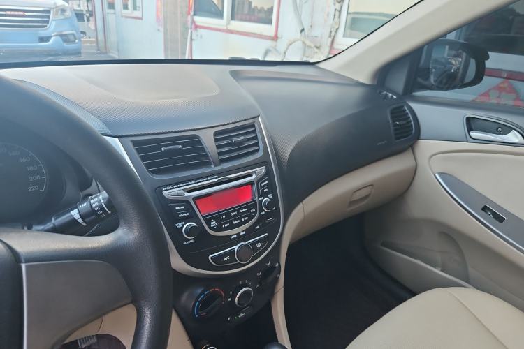 Used Hyundai Verna (older generation) 2014 1.4L Automatic Smart GLS Interior 3
