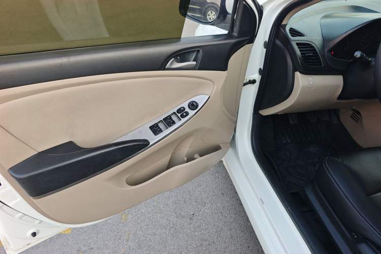Used Hyundai Verna (older generation) 2014 1.4L Manual Smart GLS Trim Interior 3
