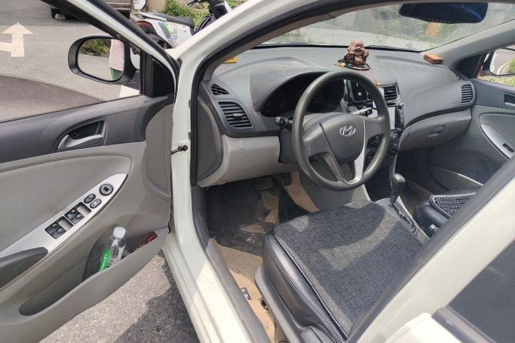 Used Hyundai Verna (older generation) 2014 1.4L Automatic Smart GLS Interior 3