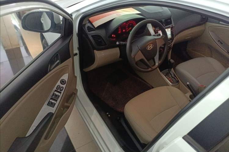 Used Hyundai Verna (older generation) 2014 1.4L Automatic Smart GLS Interior 3