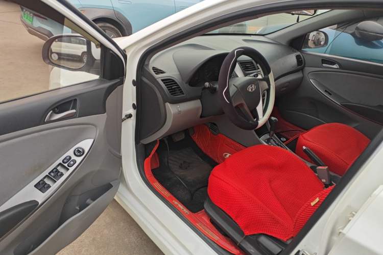 Used Hyundai Verna (older generation) 2014 1.4L Automatic Smart GLS Interior 3