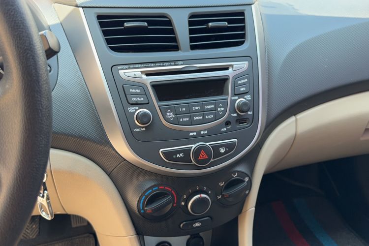 Used Hyundai Verna (older generation) 2014 1.4L Manual Smart GLS Trim Interior 4