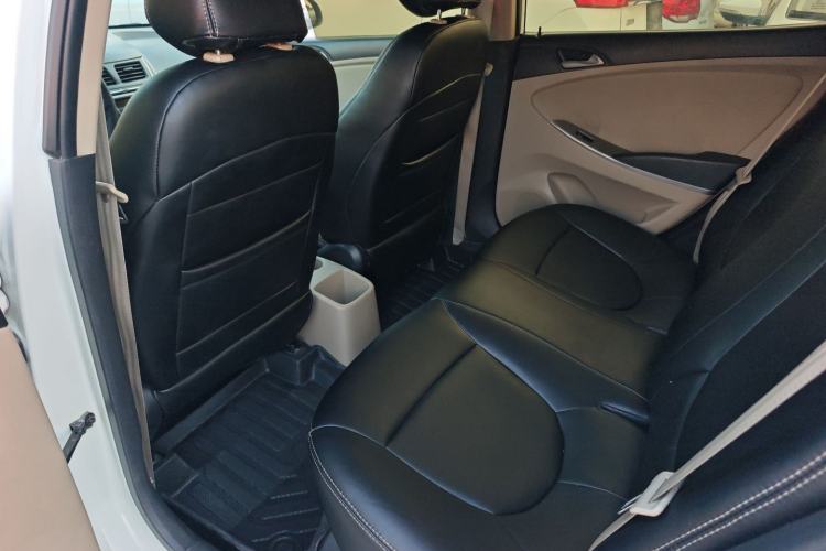 Used Hyundai Verna (older generation) 2014 1.4L Manual Smart GLS Trim Interior 4