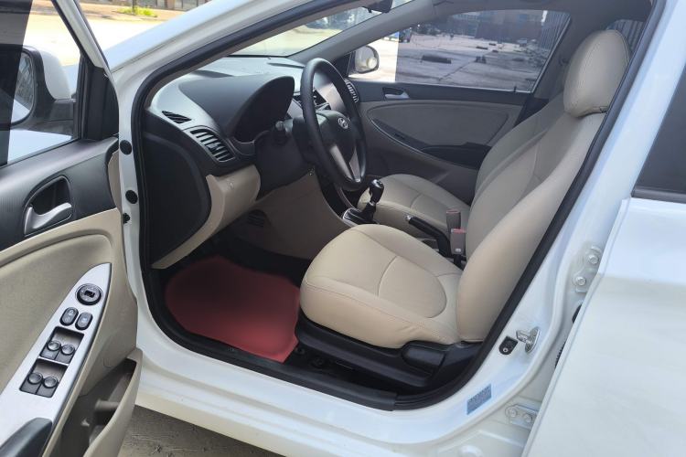 Used Hyundai Verna (older generation) 2014 1.4L Manual Smart GLS Trim Interior 4