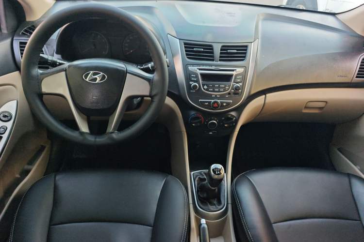 Used Hyundai Verna (older generation) 2014 1.4L Manual Smart GLS Trim Interior 5