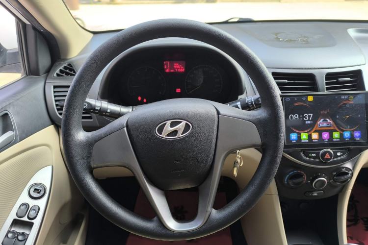 Used Hyundai Verna (older generation) 2014 1.4L Manual Smart GLS Trim Interior 5