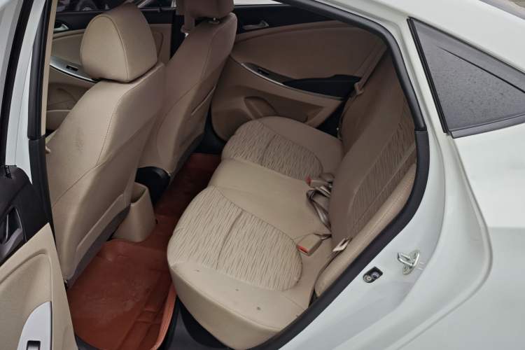 Used Hyundai Verna (older generation) 2014 1.4L Automatic Smart GLS Interior 6