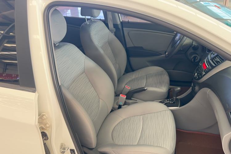 Used Hyundai Verna (older generation) 2014 1.4L Automatic Smart GLS Interior 7