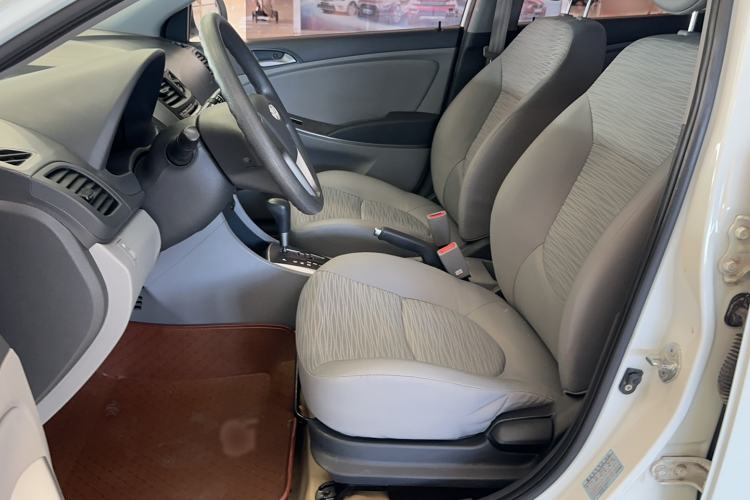 Used Hyundai Verna (older generation) 2014 1.4L Automatic Smart GLS Interior 9