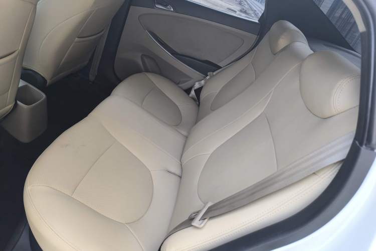 Used Hyundai Verna (older generation) 2014 1.4L Manual Smart GLS Trim Interior 9