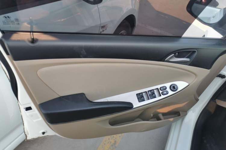 Used Hyundai Verna (older generation) 2014 1.4L Automatic Smart GLS Left Front Door Interior