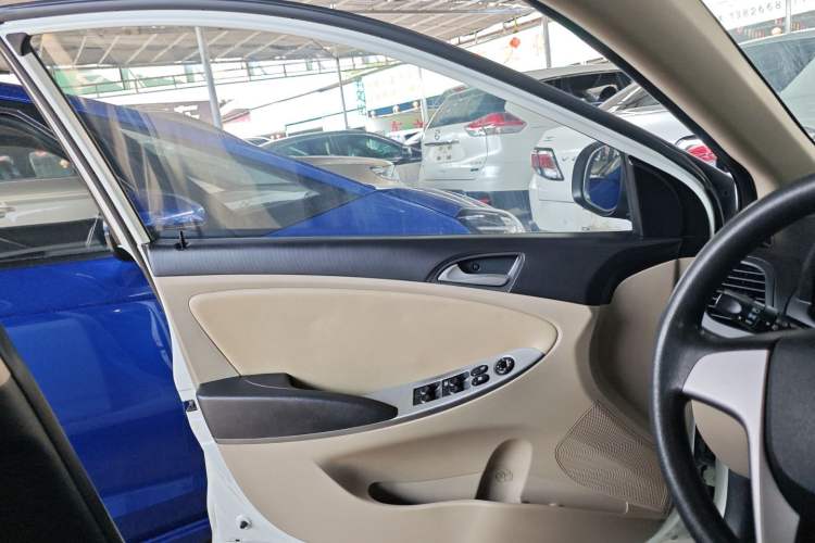 Used Hyundai Verna (older generation) 2014 1.4L Automatic Smart GLS Left Front Door Interior