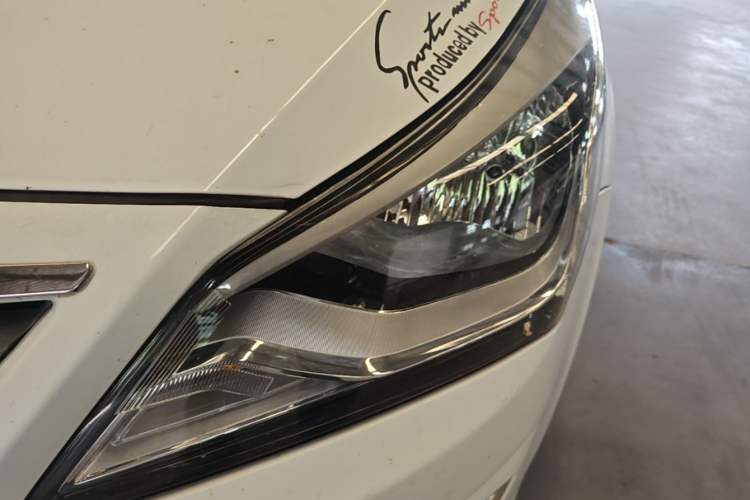 Used Hyundai Verna (older generation) 2014 1.4L Automatic Smart GLS Left Front Headlight