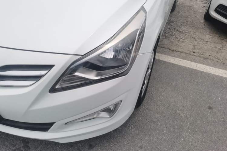 Used Hyundai Verna (older generation) 2014 1.4L Manual Smart GLS Trim Left Front Headlight
