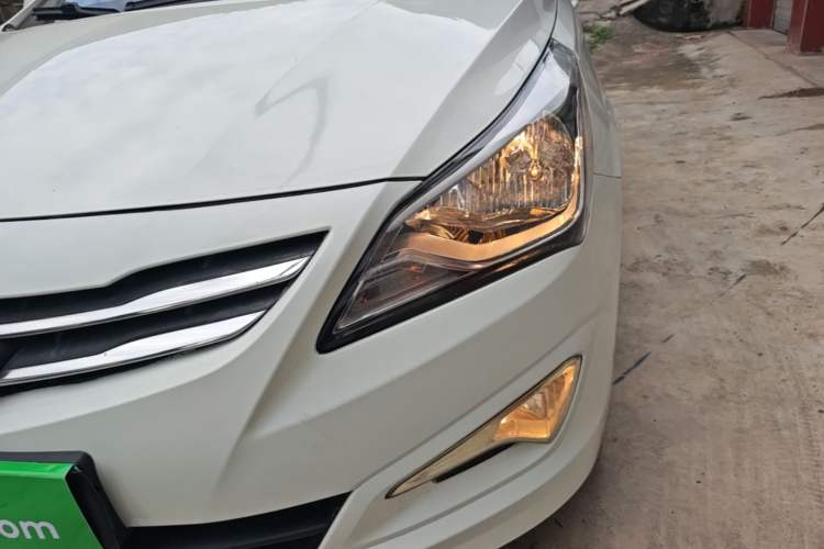Used Hyundai Verna (older generation) 2014 1.4L Automatic Smart GLS Left Front Headlight