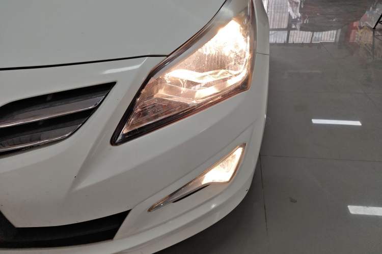 Used Hyundai Verna (older generation) 2014 1.4L Manual Smart GLS Trim Left Front Headlight