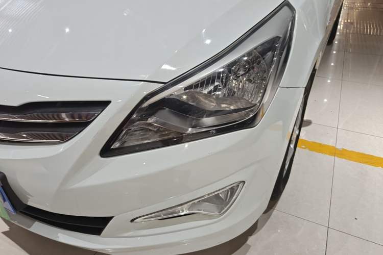 Used Hyundai Verna (older generation) 2014 1.4L Manual Smart GLS Trim Left Front Headlight