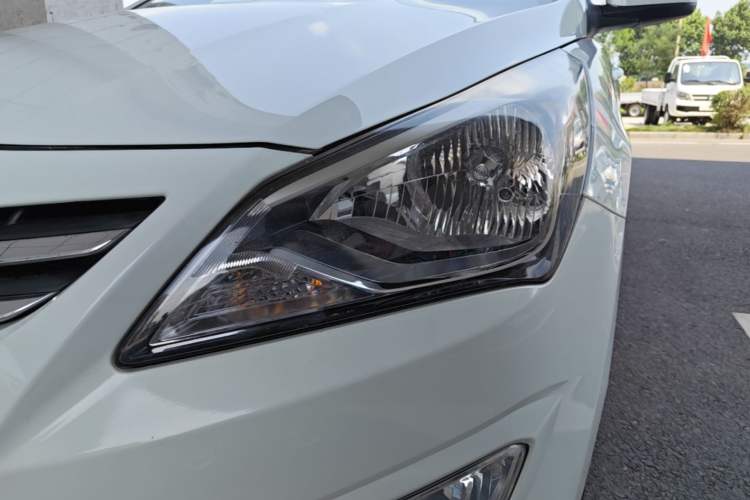 Used Hyundai Verna (older generation) 2014 1.4L Manual Smart GLS Trim Left Front Headlight
