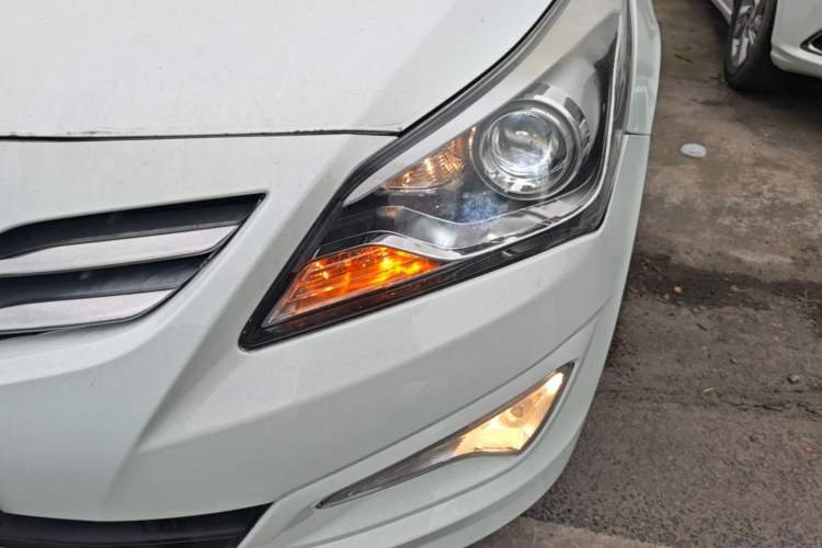 Used Hyundai Verna (older generation) 2014 1.4L Automatic Leading-Edge GLX Left Front Headlight