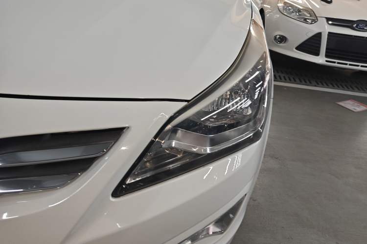 Used Hyundai Verna (older generation) 2014 1.4L Automatic Smart GLS Left Front Headlight