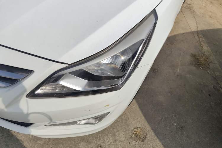 Used Hyundai Verna (older generation) 2014 1.4L Automatic Smart GLS Left Front Headlight