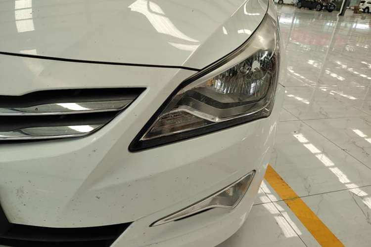 Used Hyundai Verna (older generation) 2014 1.4L Automatic Smart GLS Left Front Headlight