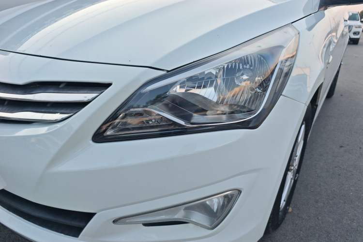 Used Hyundai Verna (older generation) 2014 1.4L Manual Smart GLS Trim Left Front Headlight