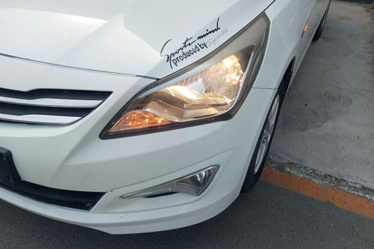 Used Hyundai Verna (older generation) 2014 1.4L Manual Smart GLS Trim Left Front Headlight