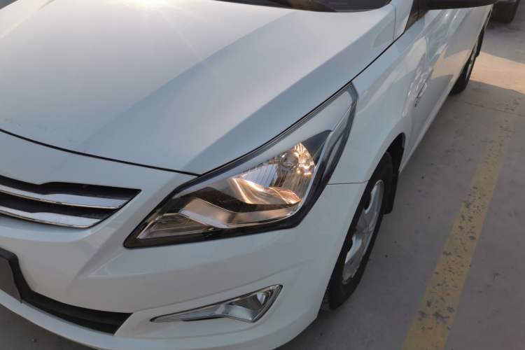 Used Hyundai Verna (older generation) 2014 1.4L Automatic Smart GLS Left Front Headlight
