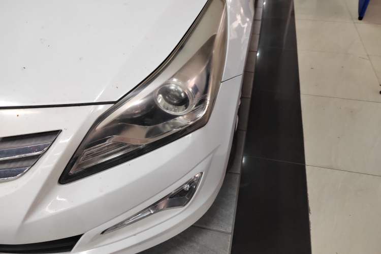 Used Hyundai Verna (older generation) 2014 1.4L Automatic Leading-Edge GLX Left Front Headlight