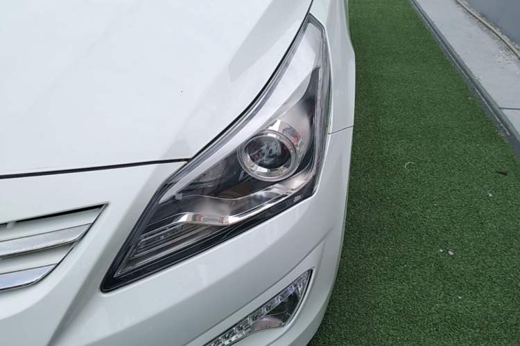 Used Hyundai Verna (older generation) 2014 1.4L Manual Top-Tier Model TOP Left Front Headlight