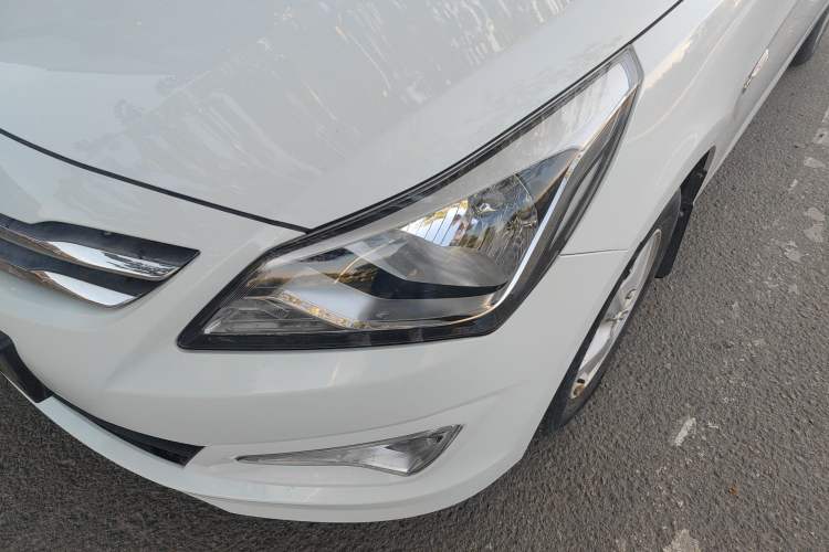 Used Hyundai Verna (older generation) 2014 1.4L Manual Smart GLS Trim Left Front Headlight