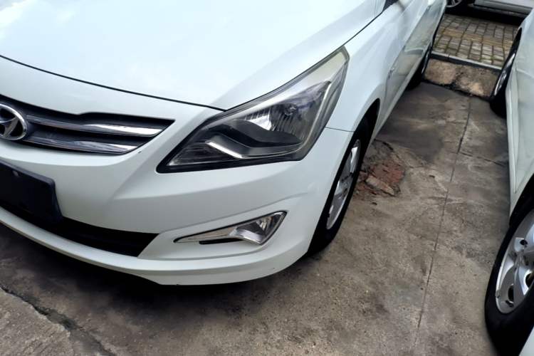 Used Hyundai Verna (older generation) 2014 1.4L Automatic Smart GLS Left Front Headlight