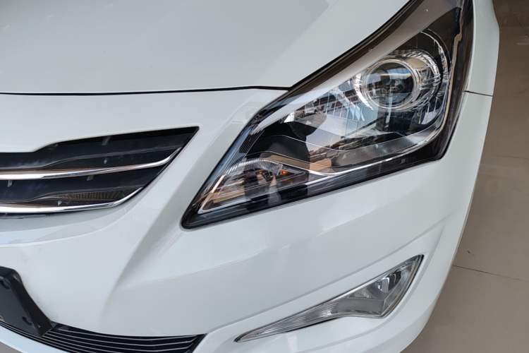 Used Hyundai Verna (older generation) 2014 1.4L Automatic Smart GLS Left Front Headlight