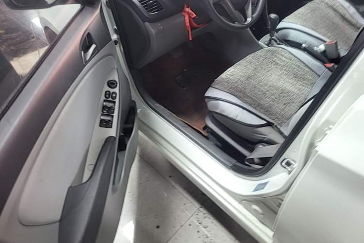 Used Hyundai Verna (older generation) 2014 1.4L Automatic Smart GLS Left Front Seat
