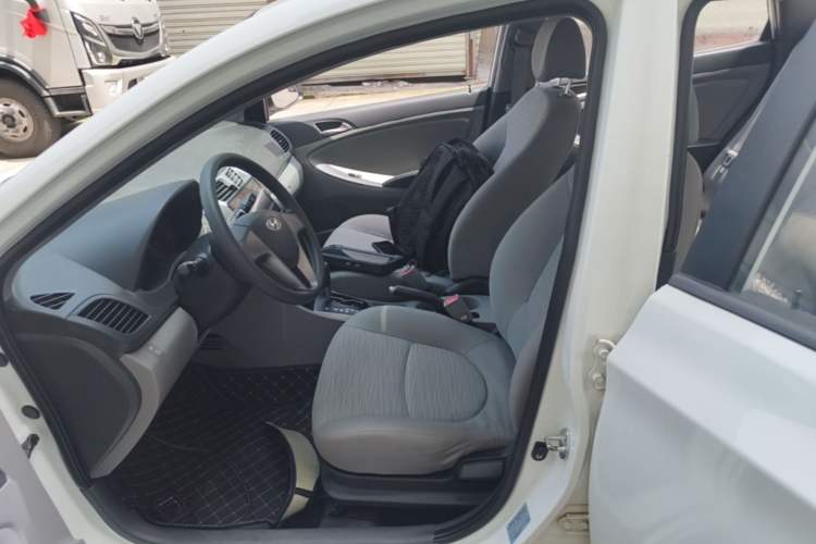 Used Hyundai Verna (older generation) 2014 1.4L Automatic Leading-Edge GLX Left Front Seat