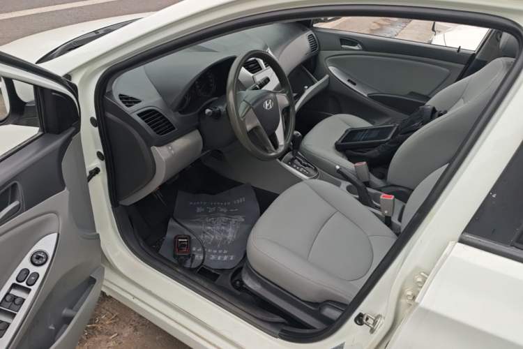 Used Hyundai Verna (older generation) 2014 1.4L Automatic Leading-Edge GLX Left Front Seat