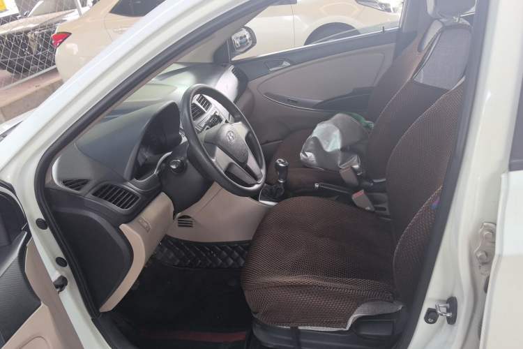Used Hyundai Verna (older generation) 2014 1.4L Manual Smart GLS Trim Left Front Seat