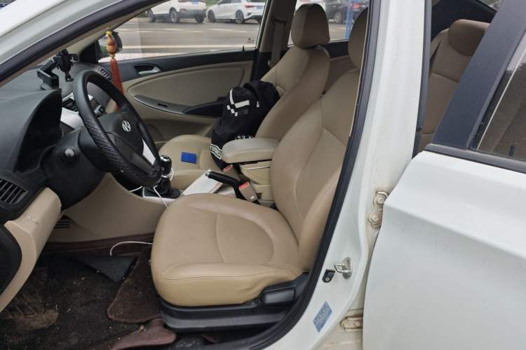 Used Hyundai Verna (older generation) 2014 1.4L Manual Smart GLS Trim Left Front Seat