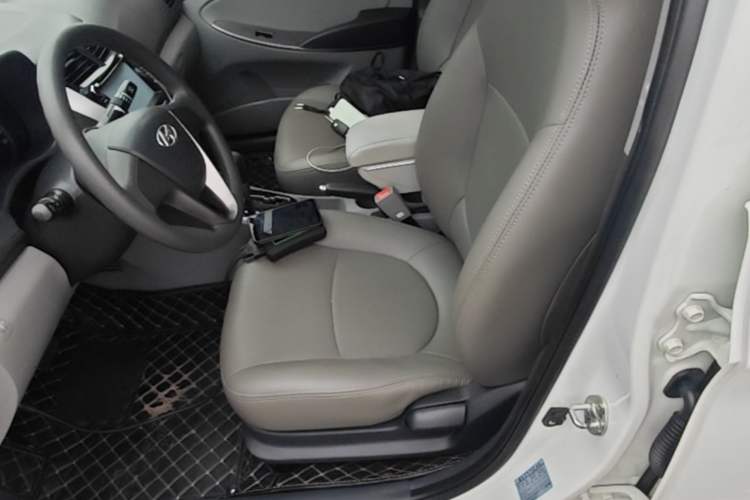 Used Hyundai Verna (older generation) 2014 1.4L Automatic Leading-Edge GLX Left Front Seat