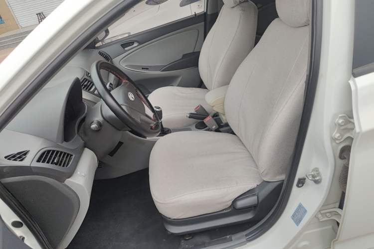 Used Hyundai Verna (older generation) 2014 1.4L Manual Smart GLS Trim Left Front Seat