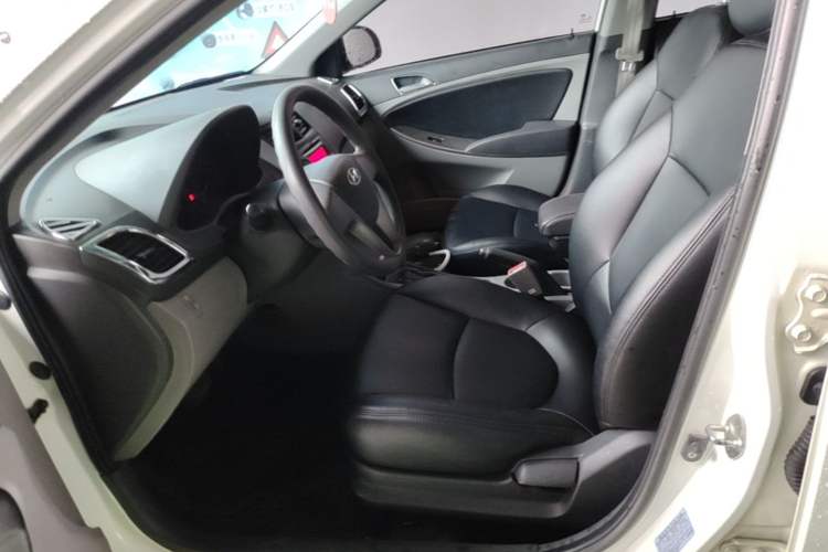 Used Hyundai Verna (older generation) 2014 1.4L Automatic Smart GLS Left Front Seat
