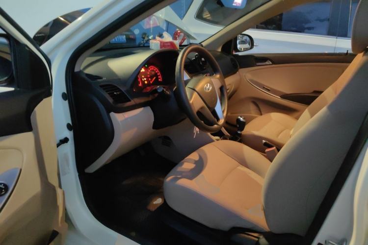 Used Hyundai Verna (older generation) 2014 1.4L Manual Smart GLS Trim Left Front Seat