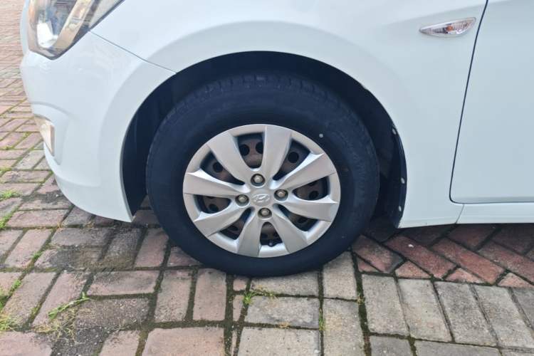 Used Hyundai Verna (older generation) 2014 1.4L Manual Smart GLS Trim Left Front Wheel Hub