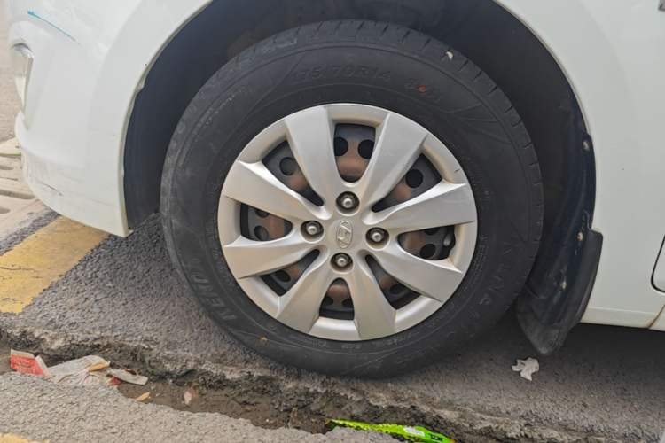 Used Hyundai Verna (older generation) 2014 1.4L Manual Smart GLS Trim Left Front Wheel Hub
