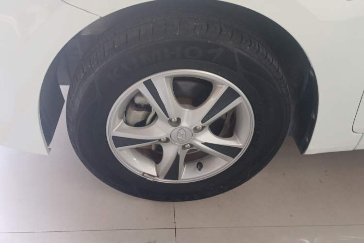 Used Hyundai Verna (older generation) 2014 1.4L Manual Smart GLS Trim Left Front Wheel Hub