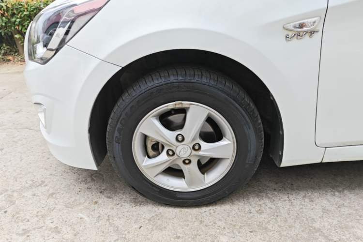 Used Hyundai Verna (older generation) 2014 1.4L Manual Smart GLS Trim Left Front Wheel Hub