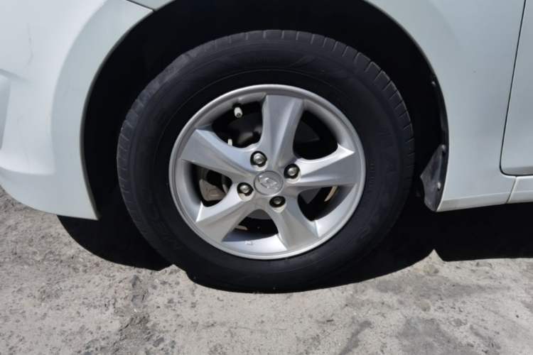 Used Hyundai Verna (older generation) 2014 1.4L Manual Smart GLS Trim Left Front Wheel Hub