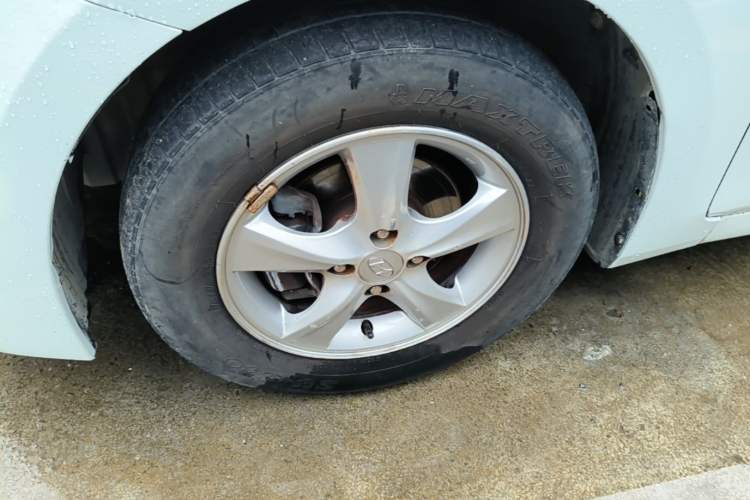 Used Hyundai Verna (older generation) 2014 1.4L Automatic Smart GLS Left Front Wheel Hub